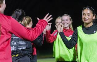 Fotbollsträning på Trängens IP. På bild: Celine Espinoza längst fram. Tove Sundqvist bakom henne.
