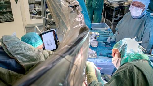 Patrik Vigren, Överläkare och neurokirurg på USÖ gör en vaken neurokirurgiskt ingrepp. Patient med godartad hjärntumör.