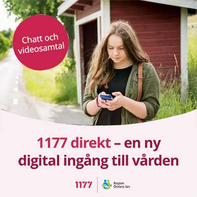 1177 direkt - en ny digital ingång till vården. Chatt och videosamtal. Bild på tonårstjej som väntar på bussen längs med en somrig landsväg. Hon tittar på mobiltelefonen i handen.