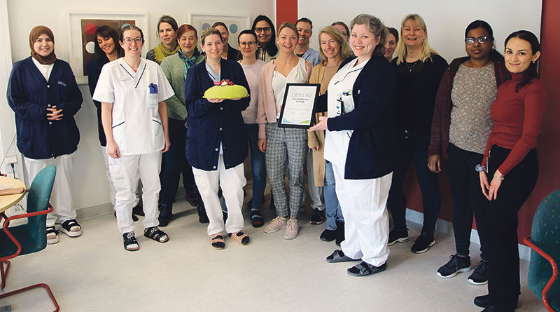 Anna Andersson, biomedicinsk analytiker på verksamhetsområde  Laboratoriemedicin, klinisk mikrobiologi på USÖ överraskades med månadens  Tillsammanstårta.