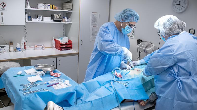 Bråckoperation på Karlskoga lasarett. En studie med patienter med enklare bråck som opereras med endast lokalbedövning, vilket sparar resurser och kortar kön till operation. Överläkare Asmatullah Katawazai.