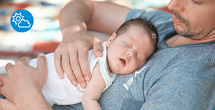 Bebis på pappas mage