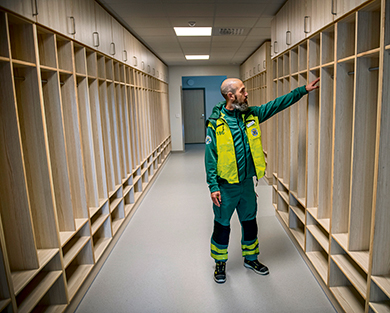 Person visar ambulanspersonalens omklädningsrum.