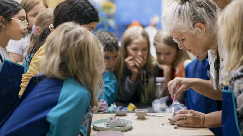 Färg och form på Kulturskolan i Nora. Lärare Maria Wangi Ibohm med sina elever.