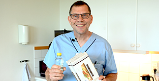 Mikael Karlsson med knäckebröd och vatten