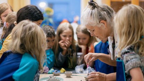 Färg och form på Kulturskolan i Nora. Lärare Maria Wangi Ibohm med sina elever.