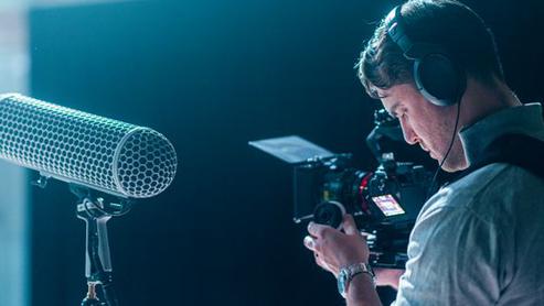 Oscar Tannerstad filmar under Kulturnatten 2022 på Kulturhuset.