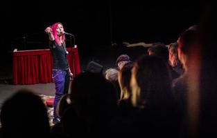 På bild Louise Halvardsson.Klubb Bubbla på Nya China. 8 novmber 2022. Poesi kan vara brevet du skrev men aldrig skickade till din hemliga kärlek i skolan, eller ett språkmaterialistiskt experiment om E-nummer i mat. Det kan vara kopierat i smyg på jobbet eller tryckt i böcker av landets största förlag. Det kan vara skrivet av en professor, eller uppdiktat av en tvååring som sitter uttråkad i en kundvagn och leker med förbipasserande ord. Det kan huggas i sten eller ropas ut över ett torg och försvinna.Klubb Bubbla ställer allt detta på samma scen, och ställer inte det ena ovanför det andra. Därför är det estradpoesins vardagsrum. Här ser du vinnare från Poetry Slam-SM, debutanter från bokförlagen, och kanske någon från ditt kvarter