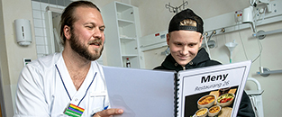 Två personer tittar i meny