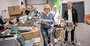 Inger Andersson, Catharina Hägglund och Gunnar Nestor synar lasten med bistånd. Foto: Håkan Risberg/Region Örebro län.