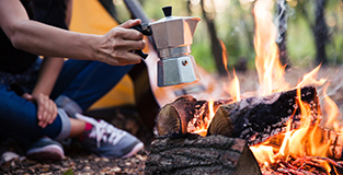 Kaffe kokas över öppen eld utomhus