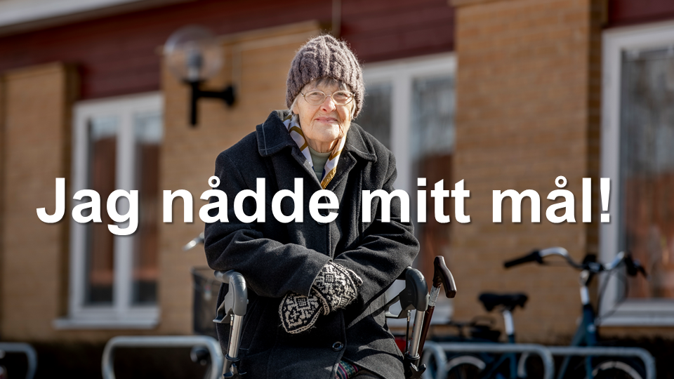 En kvinna i vinterkläder sitter på en rollator. Text i bilden Jag nådde mitt mål!