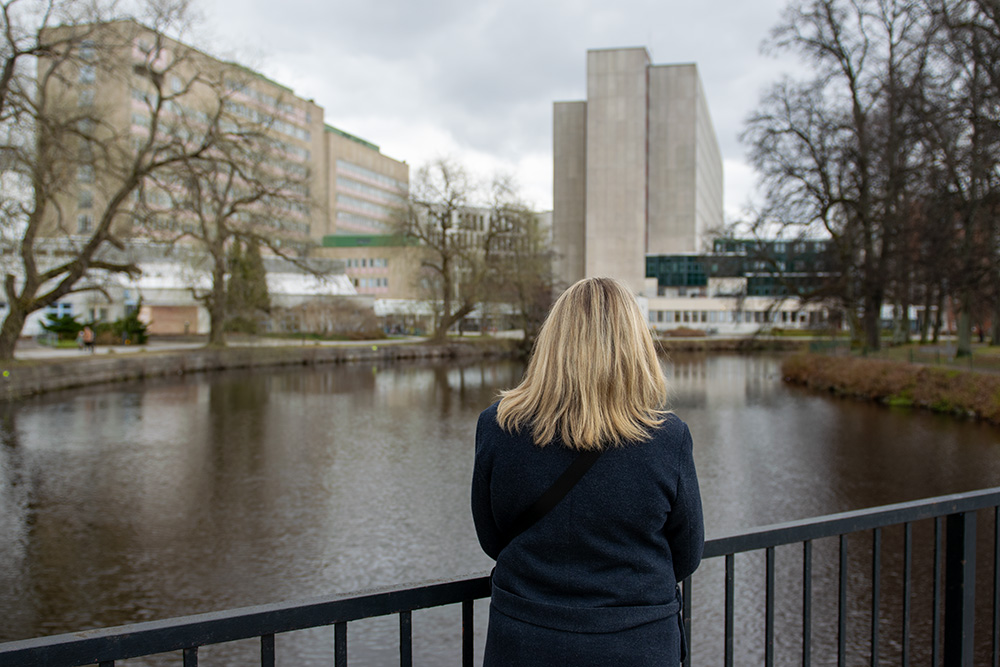 Person fotograferad bakifrån med USÖ i bakgrunden