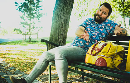 Björn Wallgren sitter på en parkbänk