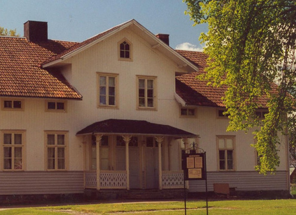 Gult trähus i äldre stil