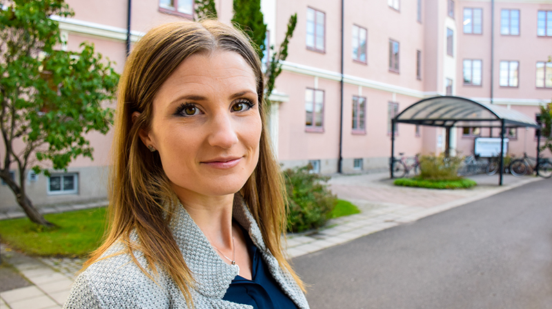 Lisa Jangentorp utanför S-huset där Utbildningscentrum har sina lokaler.  Foto: Elin Abelson